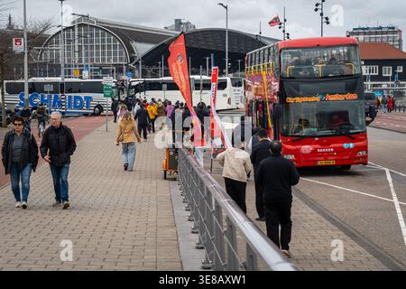 Amsterdam, Paesi Bassi, 31.03.2026, autobus Hop-On Hop-Off City Sightseeing di Amsterdam con i turisti alla stazione centrale Foto Stock