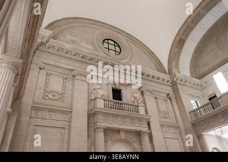 Rilievi in pietra e colonne allo Staatsbibliothek Unter den Linden. Interni in stile neo-barocco con sculture in pietra, colonne scanalate e un piccolo balcone Foto Stock