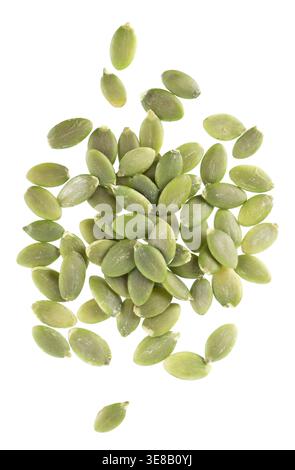 Semi di zucca isolati su sfondo bianco. Semi di zucca pelati verdi. Tracciato di ritaglio. Vista dall'alto Foto Stock