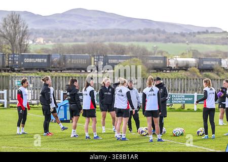 Edimburgo, Regno Unito. 12 aprile 2026. Nella foto durante la sessione di allenamento MD-2 prima di una partita di calcio femminile tra le squadre nazionali di Scozia e Belgio, chiamata Red Flames, il terzo giorno di partita nel gruppo B4 di Lega B nella fase di campionato della UEFA Women's European Qualifiers 2026-27, domenica 12 aprile 2026 a Edimburgo, Scozia. Crediti: Sportpix/Alamy Live News Foto Stock