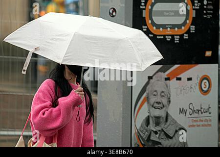 Glasgow, Scozia, Regno Unito. 13 aprile 2026. Meteo nel Regno Unito: Aprile piove mentre la gente del posto e i turisti si spostano per le strade del centro della città. Credit Gerard Ferry/Alamy Live News Foto Stock