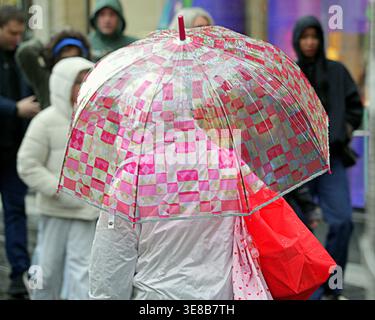 Glasgow, Scozia, Regno Unito. 13 aprile 2026. Meteo nel Regno Unito: Aprile piove mentre la gente del posto e i turisti si spostano per le strade del centro della città. Credit Gerard Ferry/Alamy Live News Foto Stock