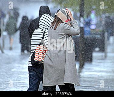 Glasgow, Scozia, Regno Unito. 13 aprile 2026. Meteo nel Regno Unito: Aprile piove mentre la gente del posto e i turisti si spostano per le strade del centro della città. Credit Gerard Ferry/Alamy Live News Foto Stock