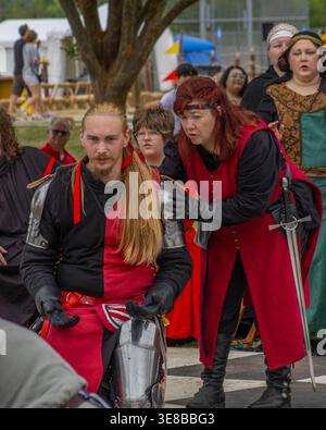 Attori in costume medievale che si esibiscono su una scacchiera alla Norman Medieval Fair, Oklahoma, l'11 aprile 2026. Foto Stock