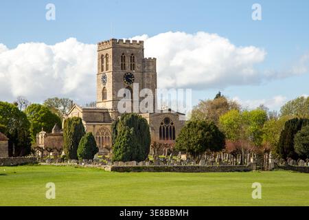 Chiesa di Santa Maria del XIII secolo situata a Thame, Oxfordshire. vista dal campo da cricket di tutta la città Foto Stock