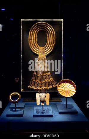 Antichi gioielli egiziani in oro del faraone Psusennes I. Foto Stock