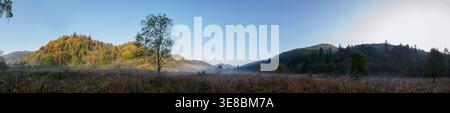 Paesaggio naturale panoramico, colori pastello tenui, natura da sogno, sfondo autunnale al tramonto, panorama naturale tranquillo e sorprendente Foto Stock