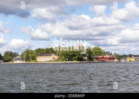 Schwedische Flagge auf dem Turm vom Kastellet auf der Insel Kastellholmen in der Innenstadt von Stockholm, Schweden *** bandiera svedese sulla torre di K. Foto Stock