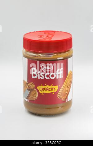 Kiev, Ucraina - 28 gennaio 2026: Vaso di vetro di Lotus Biscoff biscotti croccanti burro spalmabile primo piano su bianco. Contiene spalmazione di biscotti caramellati Foto Stock