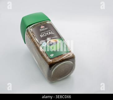Kiev, Ucraina - 28 gennaio 2026: Vaso di vetro di Bellarom Royal Instant Coffee con tappo in plastica verde e etichetta marrone. Contiene caffè liofilizzato gran Foto Stock