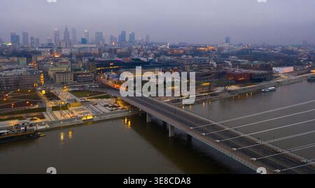 Ponte Swietokrzyski sul fiume Vistola di notte. Varsavia, Polonia Foto Stock