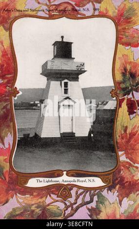 Cartolina d'epoca che mostra un faro in legno ad Annapolis Royal, nuova Scozia, con una camera con lanterna e edifici sul lungomare sullo sfondo. cartolina di circa 1910 secondi Foto Stock