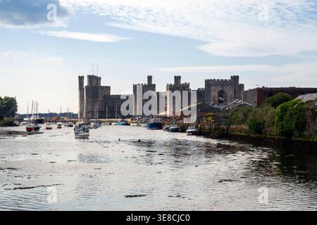 Regno Unito, Galles, Gwynedd, Caernarfon Castle on the Afon Seiont (fiume Seiont) Foto Stock