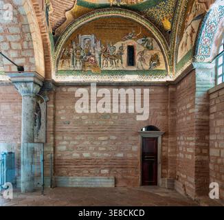 Interno della Moschea di Kariye, ex Chiesa di Chora, Istanbul, Turchia, caratterizzato da intricati mosaici bizantini, antiche mura in mattoni e una colonna storica Foto Stock
