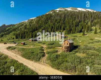Vista aerea della città fantasma di Animas Forks nelle San Juan Mountains, Colorado. Storiche cabine minerarie del XIX secolo e la restaurata Duncan House. Foto Stock