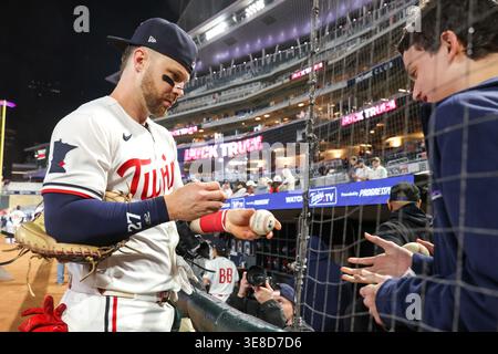 Minneapolis, Minnesota, Stati Uniti. 13 aprile 2026. Il ricevitore dei Minnesota Twins Ryan Jeffers (27) autografa una partita di baseball per un tifoso dopo una partita di baseball della MLB tra i Boston Red Sox e i Minnesota Twins al Target Field di Minneapolis, Minnesota. Steven Garcia/CSM/Alamy Live News Foto Stock
