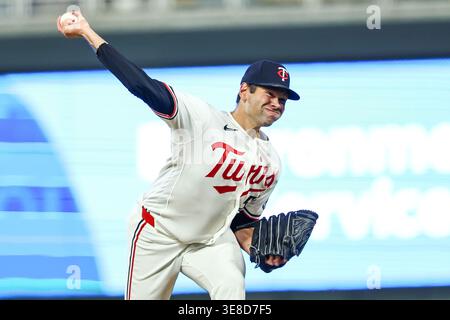 Minneapolis, Minnesota, Stati Uniti. 13 aprile 2026. Il lanciatore dei Minnesota Twins Garrett Acton (50) lanciò nell'ottavo inning durante una partita di baseball della MLB tra i Boston Red Sox e i Minnesota Twins al Target Field di Minneapolis, Minnesota. Steven Garcia/CSM/Alamy Live News Foto Stock