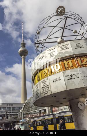 Vista di Alexanderplatz a Berlino. Orologio del mondo e tram. Torre della TV. Berlino, Germania Foto Stock