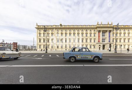 Palazzo della città e Humboldt Forum. Vista parziale della facciata. Tour della città in Trabi. Berlino, Germania Foto Stock
