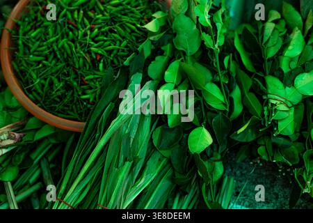 Verdure fresche assortite sul Market Stall, Una vivace foto di verdure fresche assortite sul mercato, perfetta per prodotti freschi o documenta del mercato locale Foto Stock