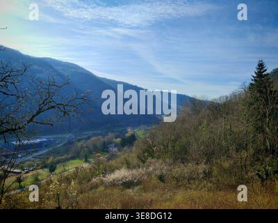 La misteriosa bellezza del paesaggio alpino. I toni mooidi delle aspre vette contrastano con il verde della valle Foto Stock