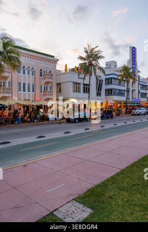 Miami, Florida, Stati Uniti - 31 maggio 2025: Affollata Ocean Drive a Miami, piena di persone, automobili e vivace vita notturna Foto Stock