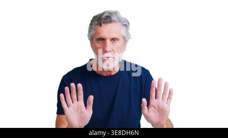 Uomo anziano che mostra un gesto di stop che esprime negazione Foto Stock