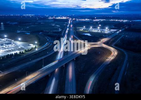 Incrocio ad alta velocità con vista aerea notturna Foto Stock