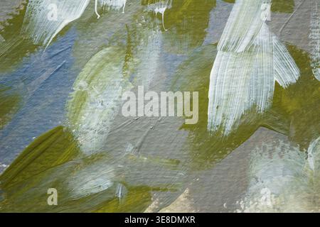 Sfondo di vernice astratta con strati di pennellata verde e blu morbidi su bianco. Texture artistica minima con spazio di copia, ideale per striscioni, Foto Stock