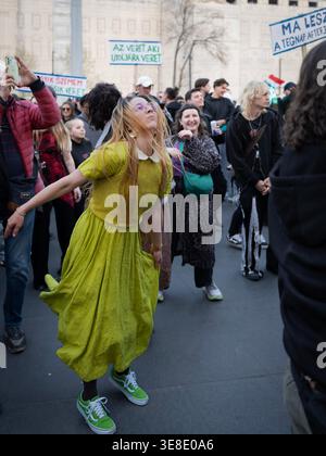 Budapest, Ungheria. 12 aprile 2026. La gente si riunisce ad un evento musicale pubblico con musica vicino all'edificio del Parlamento il giorno delle elezioni, Budapest, Ungheria, 12 aprile 2026. Foto di Jean-Claude Ndoumbe/ABACAPRESS.COM credito: Abaca Press/Alamy Live News Foto Stock