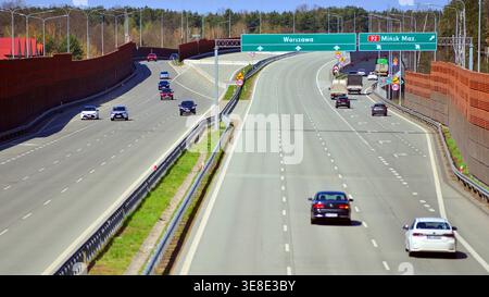 Wesola, Polonia. 13 aprile 2026. Vista sulla superstrada S17, tangenziale sud di Varsavia nel quartiere Wawer. Foto Stock