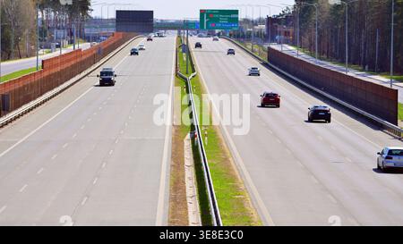 Wesola, Polonia. 13 aprile 2026. Vista sulla superstrada S17, tangenziale sud di Varsavia nel quartiere Wawer. Foto Stock