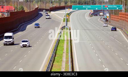 Wesola, Polonia. 13 aprile 2026. Vista sulla superstrada S17, tangenziale sud di Varsavia nel quartiere Wawer. Foto Stock