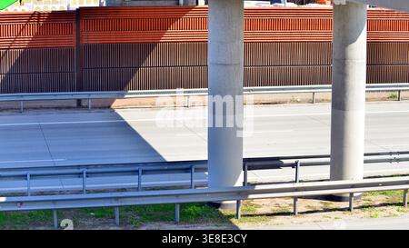 Wesola, Polonia. 13 aprile 2026. Vista sulla superstrada S17, tangenziale sud di Varsavia nel quartiere Wawer. Foto Stock