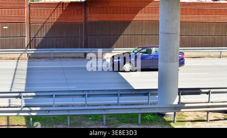Wesola, Polonia. 13 aprile 2026. Vista sulla superstrada S17, tangenziale sud di Varsavia nel quartiere Wawer. Foto Stock