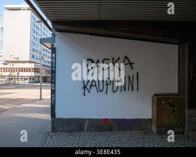 I più famosi graffiti del centro di Oulu dipinti su pareti bianche (dipinti dagli anni '1980 più e più volte) Foto Stock