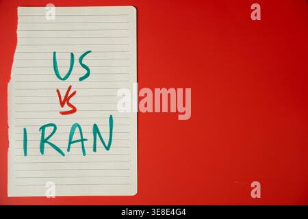 Concetto di crisi politica con Iran USA note di carta scritte a mano Foto Stock
