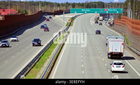 Wesola, Polonia. 13 aprile 2026. Vista sulla superstrada S17, tangenziale sud di Varsavia nel quartiere Wawer. Foto Stock