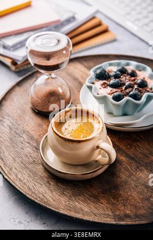 Piccola breat di caffè con jogurt fresco con mirtilli alla reception, pranzo in ufficio Foto Stock