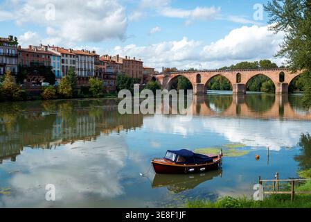 Il Pont-Vieux (Ponte Vecchio) sul fiume Tarn e una barca ancorata vicino alla riva del fiume, Montauban, Tarn-et-Garonne, Francia Foto Stock