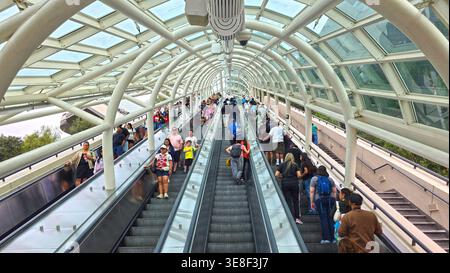 Los Angeles, California, USA, 30 marzo 2026: Scala mobile affollata all'interno del Glass Covered Walkway. Foto Stock