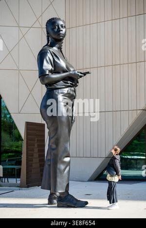 Londra, Regno Unito. 14 aprile 2026. Thomas J Price, Un posto oltre, scultura all'esterno - l'inaugurazione del V&A East Museum, un nuovissimo museo come parte della East Bank nel Queen Elizabeth Olympic Park di Stratford. Include il motivo per cui realizziamo gallerie, altre mostre e commissioni d'arte e la mostra inaugurale, The Music Is Black: A British Story. Apre il 18 maggio 2026. Crediti: Guy Bell/Alamy Live News Foto Stock