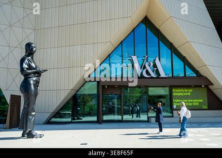 Londra, Regno Unito. 14 aprile 2026. Thomas J Price, Un posto oltre, scultura all'esterno - l'inaugurazione del V&A East Museum, un nuovissimo museo come parte della East Bank nel Queen Elizabeth Olympic Park di Stratford. Include il motivo per cui realizziamo gallerie, altre mostre e commissioni d'arte e la mostra inaugurale, The Music Is Black: A British Story. Apre il 18 maggio 2026. Crediti: Guy Bell/Alamy Live News Foto Stock