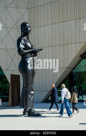 Londra, Regno Unito. 14 aprile 2026. Thomas J Price, Un posto oltre, scultura all'esterno - l'inaugurazione del V&A East Museum, un nuovissimo museo come parte della East Bank nel Queen Elizabeth Olympic Park di Stratford. Include il motivo per cui realizziamo gallerie, altre mostre e commissioni d'arte e la mostra inaugurale, The Music Is Black: A British Story. Apre il 18 maggio 2026. Crediti: Guy Bell/Alamy Live News Foto Stock