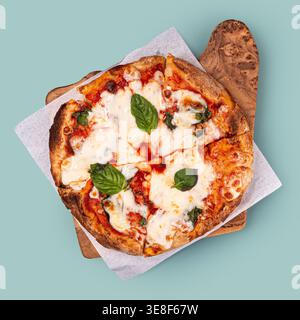 Pizza Margherita con mozzarella e basilico Foto Stock