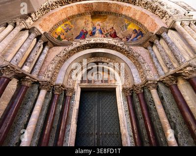 Facciata occidentale di notte, Basilica di San Marco. Venezia, Italia Foto Stock