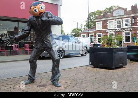 Statua del comico Frank Sidebottom (Chris Sievey) a Timperley, un sobborgo di Greater Manchester Foto Stock