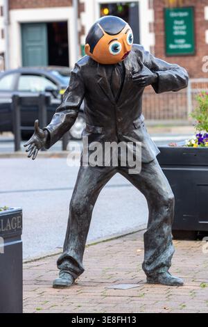 Statua del comico Frank Sidebottom (Chris Sievey) a Timperley, un sobborgo di Greater Manchester Foto Stock