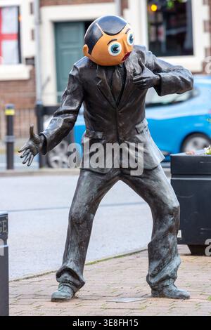 Statua del comico Frank Sidebottom (Chris Sievey) a Timperley, un sobborgo di Greater Manchester Foto Stock