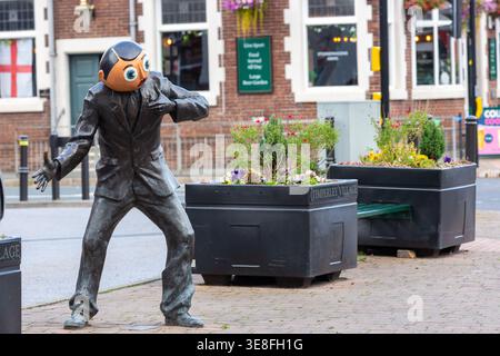 Statua del comico Frank Sidebottom (Chris Sievey) a Timperley, un sobborgo di Greater Manchester Foto Stock
